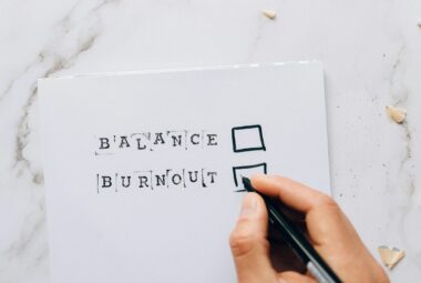 Burnout : Arti, Ciri, Fase, Penyebab, dan Cara Mengatasi