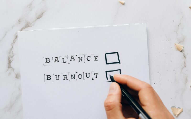 Burnout : Arti, Ciri, Fase, Penyebab, dan Cara Mengatasi